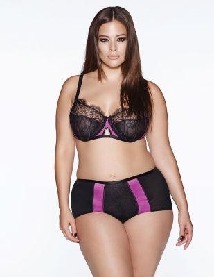 Spitzen-BH und Taillenslip von Ashley Graham, im Set ca. 85 €, gesehen auf navabi.de