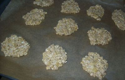 Die rohen Cookies vor dem Backen