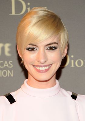 Ponyfrisuren für ovale Gesichter: Anne Hathaway