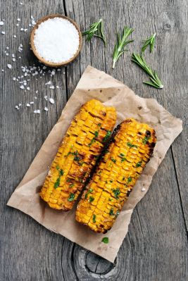 Grillen geht mit Maiskolben auch glutenfrei.