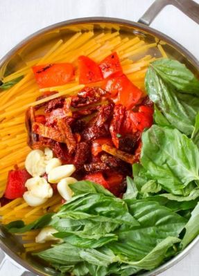 Linguine mit Paprika und getrockneten Tomaten