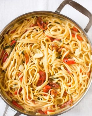 Linguine mit Paprika und getrockneten Tomaten