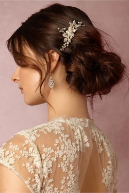 Brautschmuck: Zum Spitzenkleid passt Schmuck mit Blumendetails