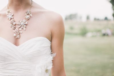 Brautschmuck: Statement-Kette zum trägerlosen Brautkleid