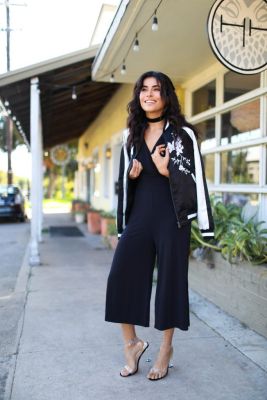 Bomberjacke kombinieren: Trendy zu Culottes-Jumpsuit und Choker