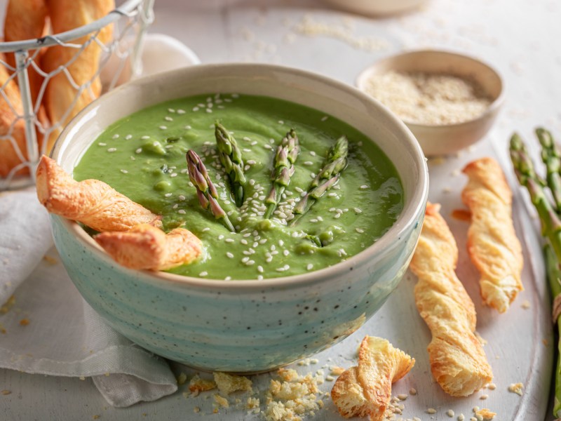 Grüne Spargelsuppe in grauer Schüssel.