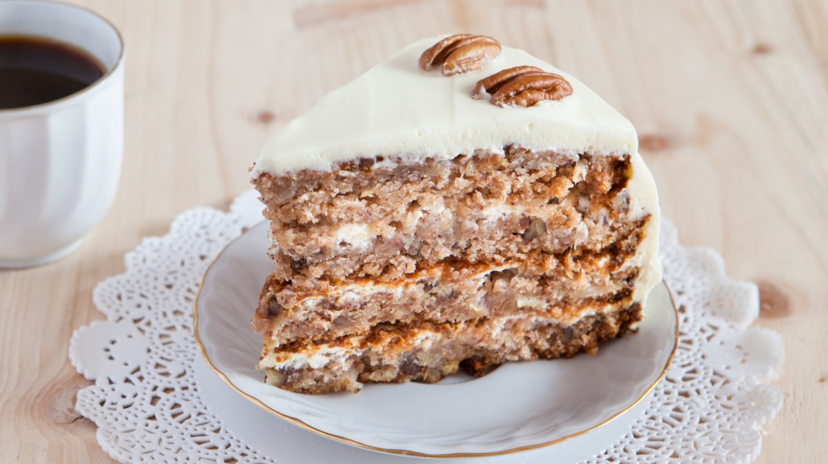 Schichtkuchen mit Frosting und Pekannüssen.