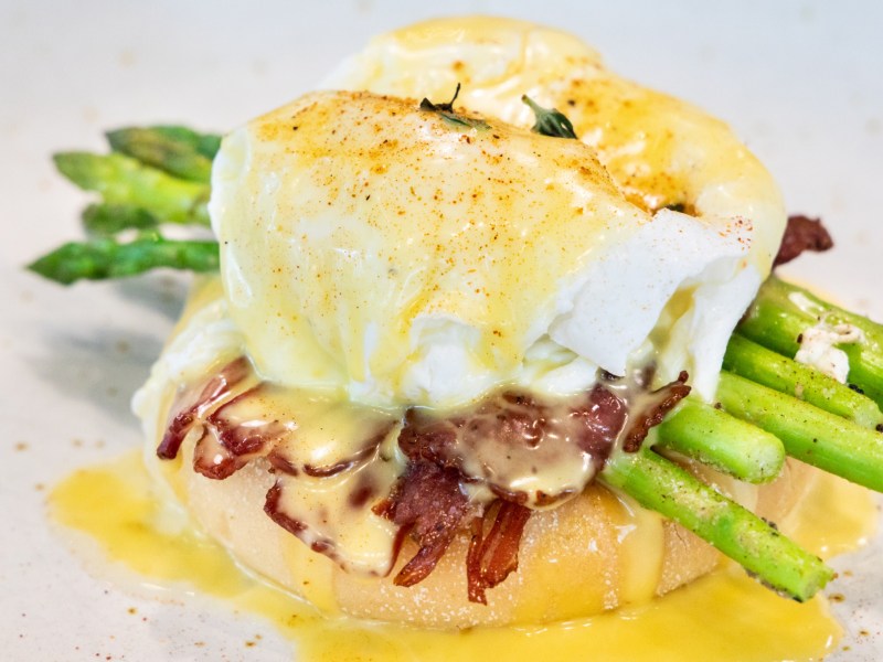 Eggs Benedict mit Spargel