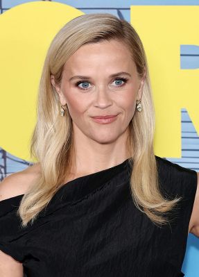Reese Witherspoon trägt einen markanten Seitenscheitel und dazu nur leicht angedeutete sanfte Wellen.