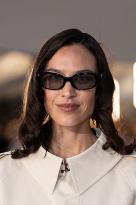 Dieser Look beweist, wie wandelbar ein schulterlanger Haarschnitt sein kann. Clavi Cut von Alexa Chung