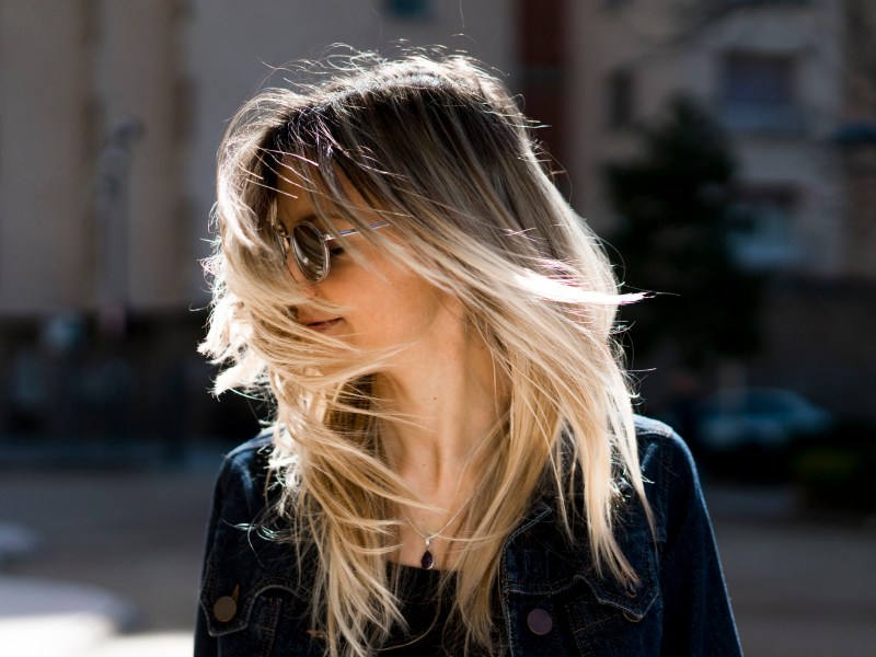 Frau mit voluminösem Haar