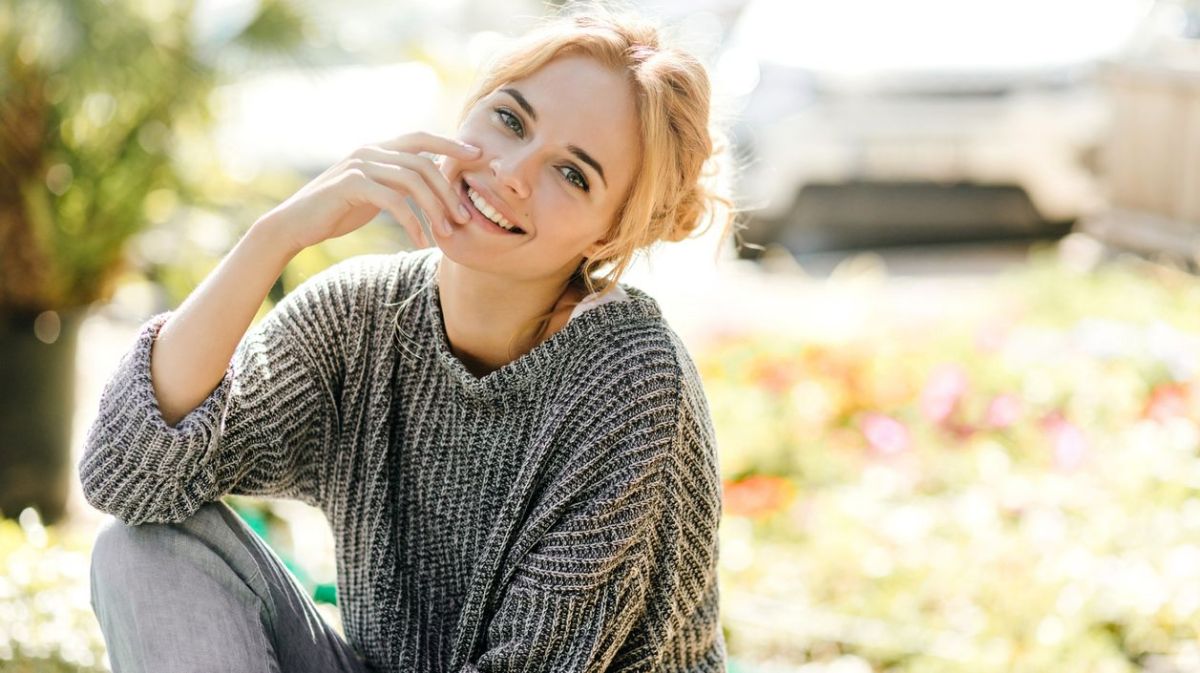 Blonde Frau lächelt in die Kamera 