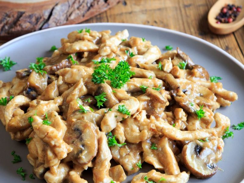 Großer Teller mit Hähnchengeschnetzeltes, Rahmsoße und Spätzle.