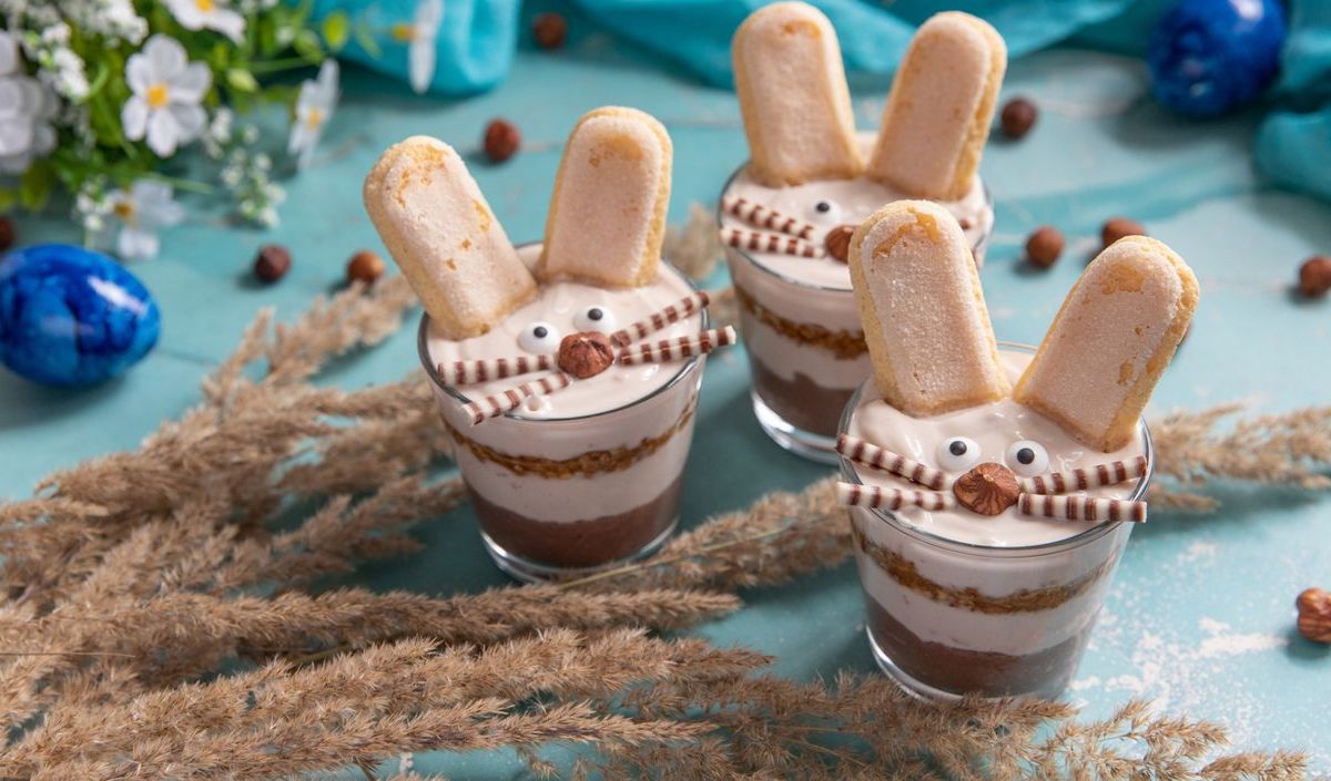 Tiramisu im Glas, mit Löffelbiskuit dekoriert, damit es wie Osterhase aussieht.