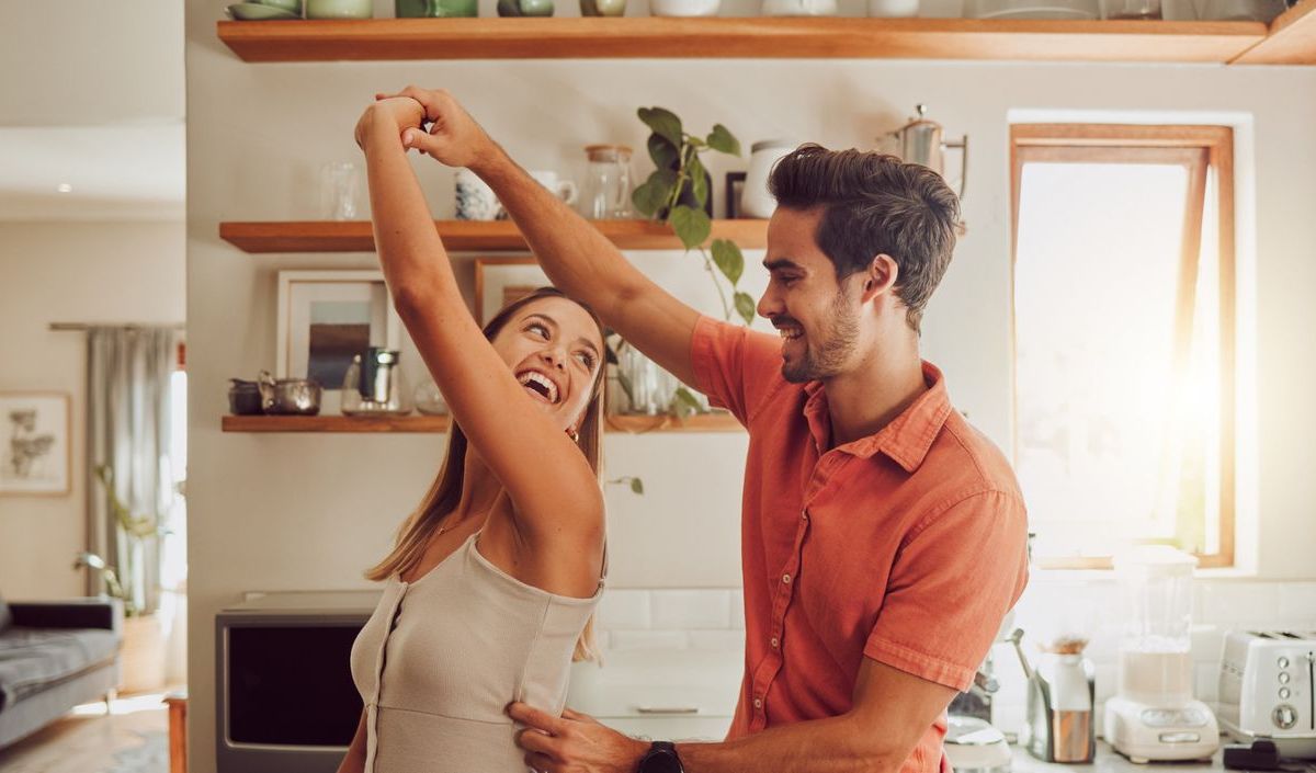 P&auml;rchen, das gemeinsam in der Wohnung tanzt