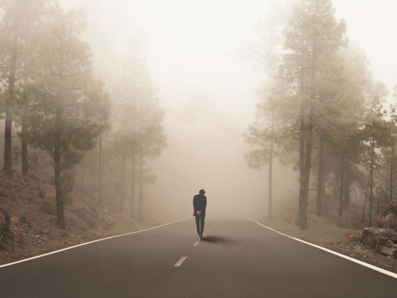 Mann auf Straße, im Nebel 