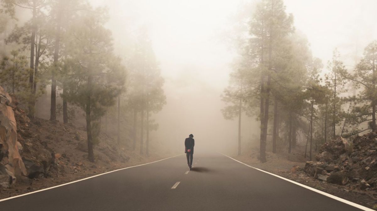 Mann auf Straße, im Nebel 