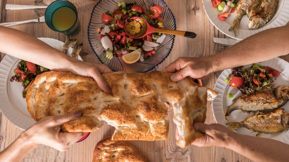 Familie teilt sich während Ramadan das Brot neben anderen Gerichten 