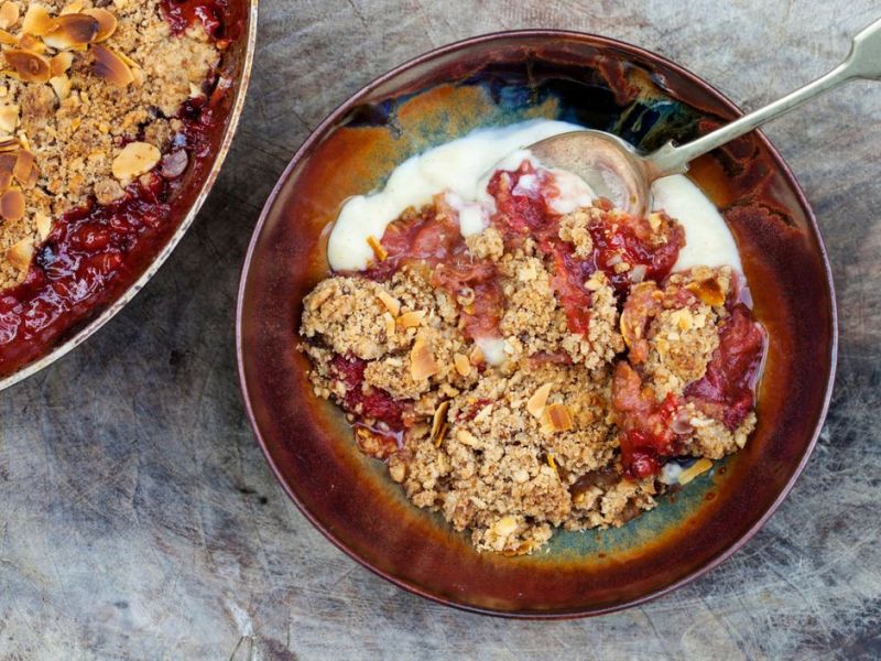 Rhabarber Crumble in einer Schüssel mit Vanillesoße