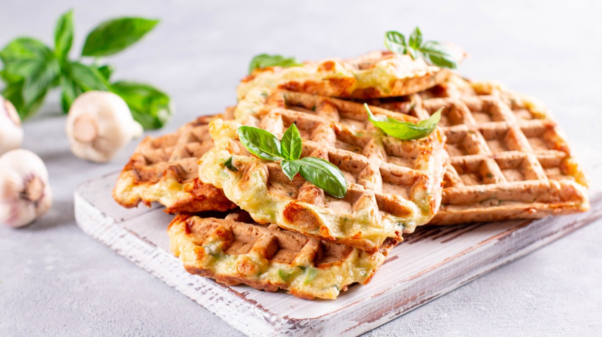 Vegane Gemüsewaffeln auf Teller mit Basilikum serviert