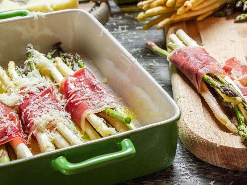 Spargel umwickelt mit Schinken und Käse