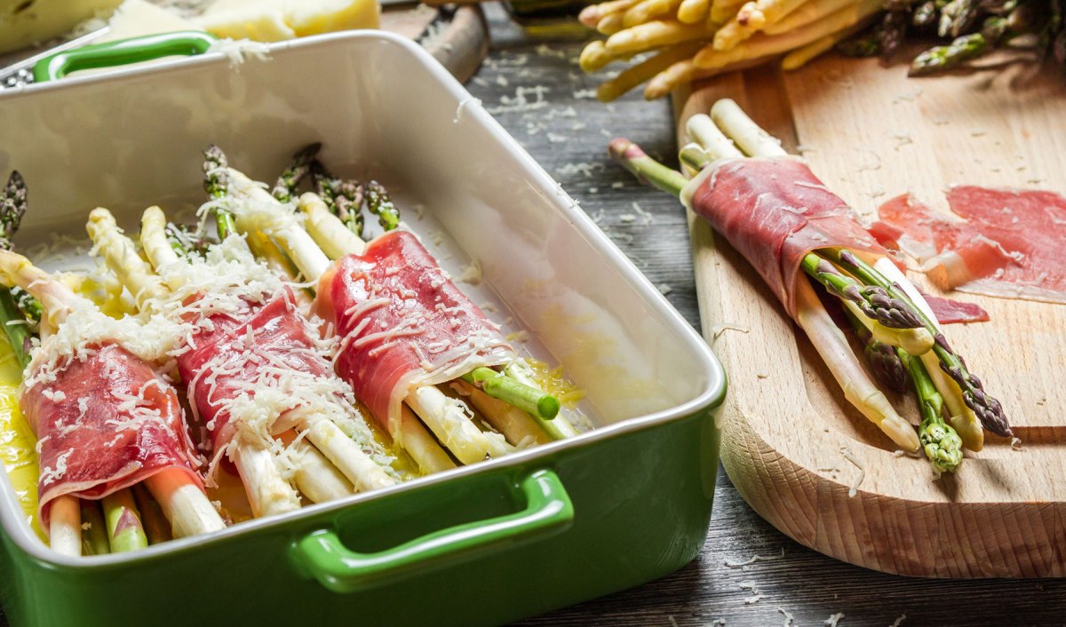 Spargel umwickelt mit Schinken und Käse