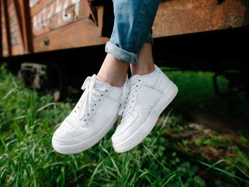 Frau, die jeden Tag Sneaker trägt.