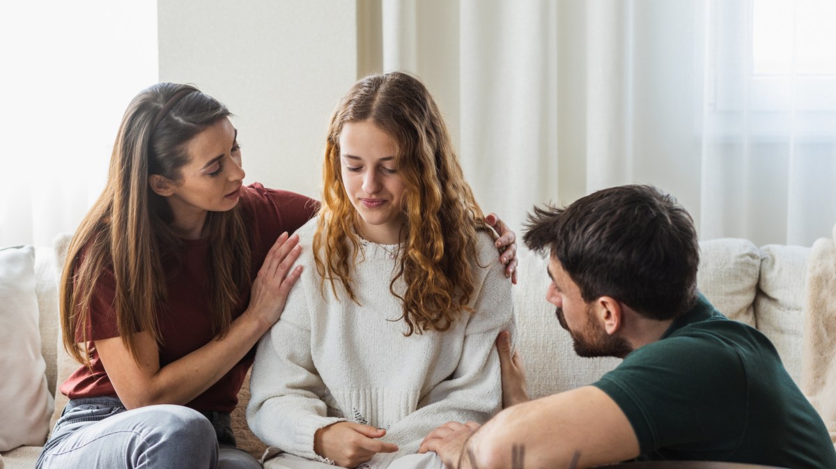 Drei Freunde, die Mitgefühl zeigen und Frau trösten