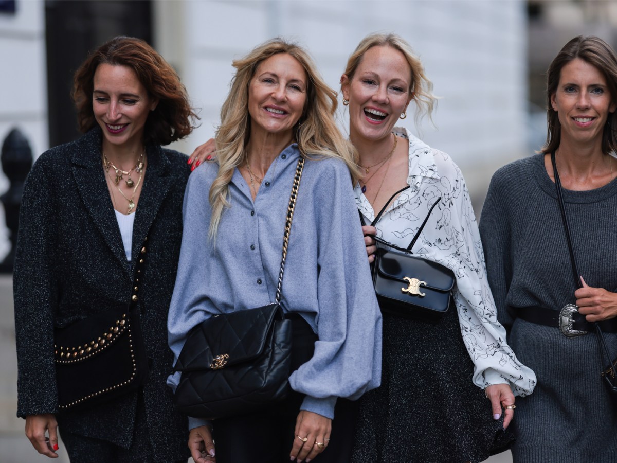 Frauen &Uuml;40, die modern und l&auml;ssig gekleidet sind.