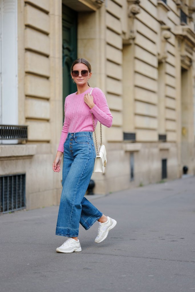 Streetstyle mit Sneakern und Ankle Jeans.