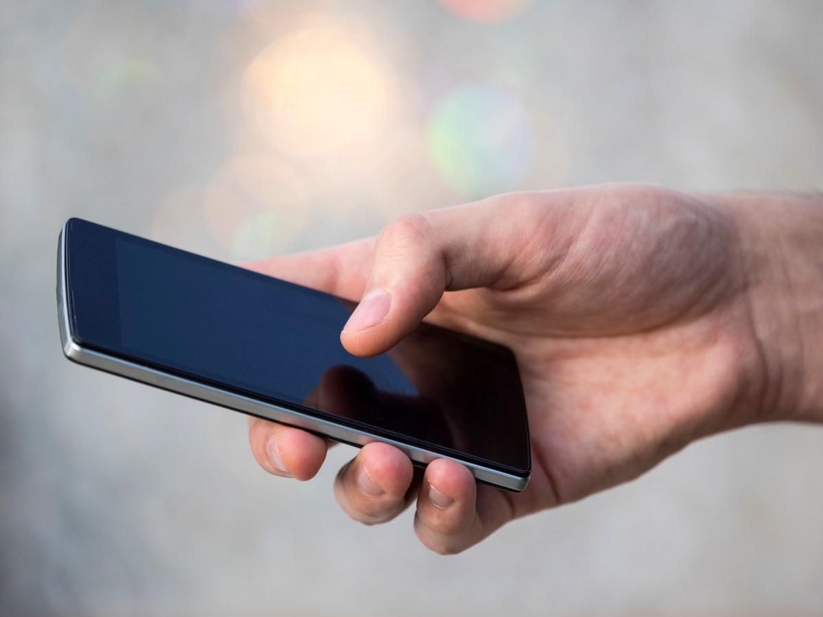 Männerhand mit Smartphone