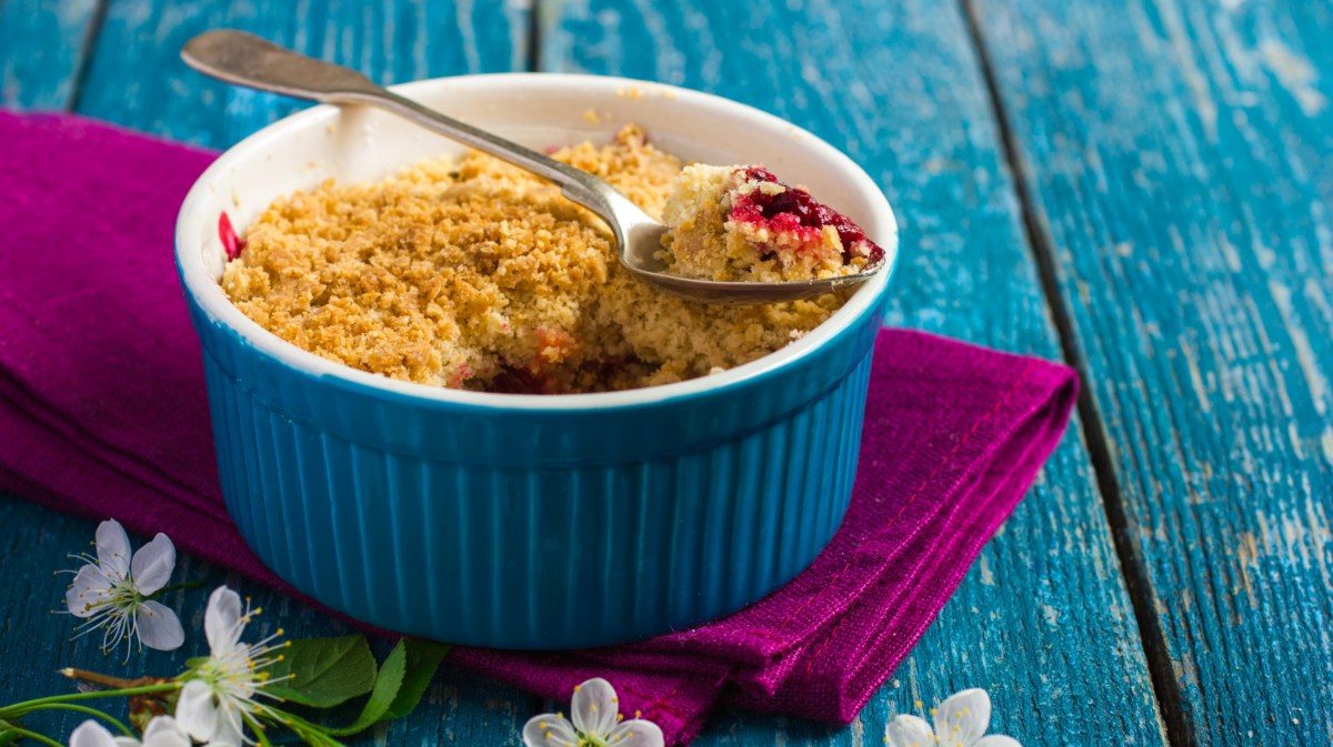 Himbeer Crumble in einem blauen Förmchen