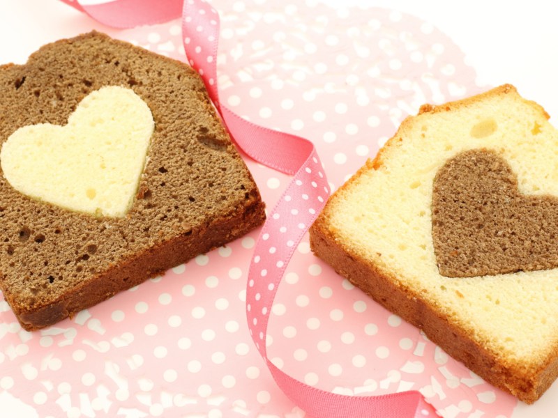 Trockenkuchen in hell und dunkel mit jeweils einem dunklen oder hellen Herz in der Mitte.