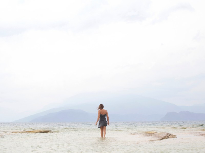 Frau läuft ins Meer