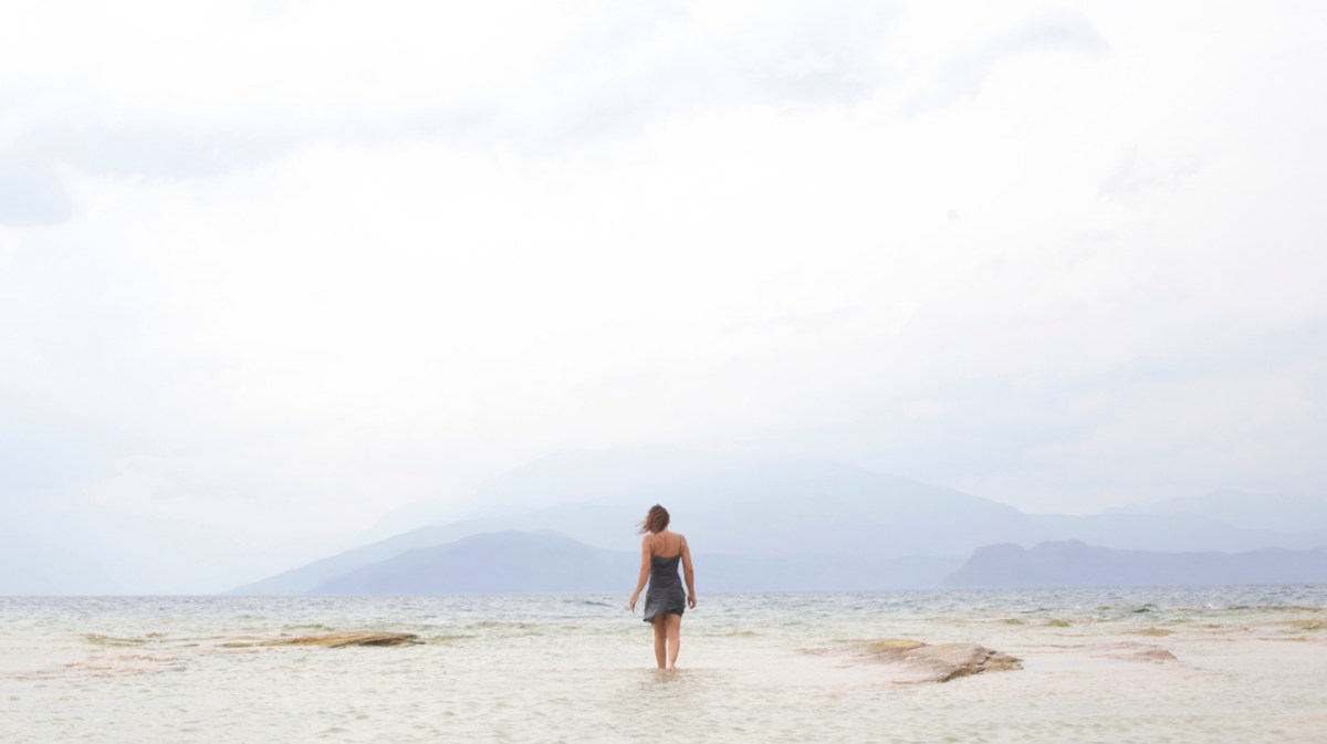 Frau läuft ins Meer