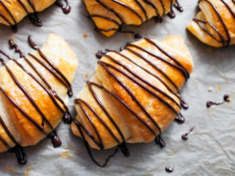 Schokoladencroissants auf Backpapier