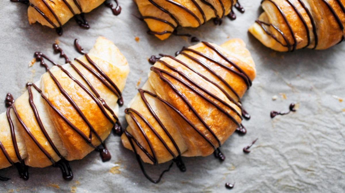 Schokoladencroissants auf Backpapier