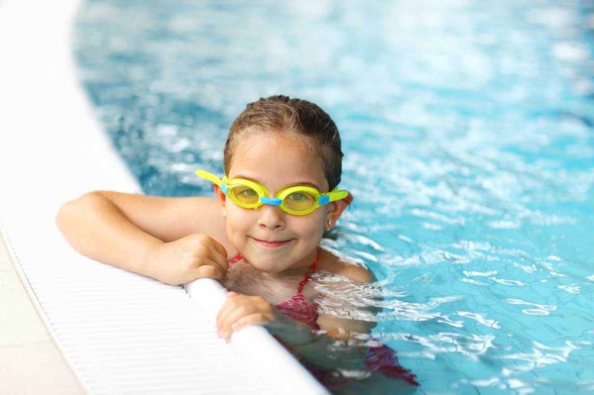 Das Seepferdchen ist das erste Abzeichen für Kinder auf ihrem Weg zum Freischwimmer. Eltern sollten dem Abzeichen aber nicht zu viel Vertrauen schenken.