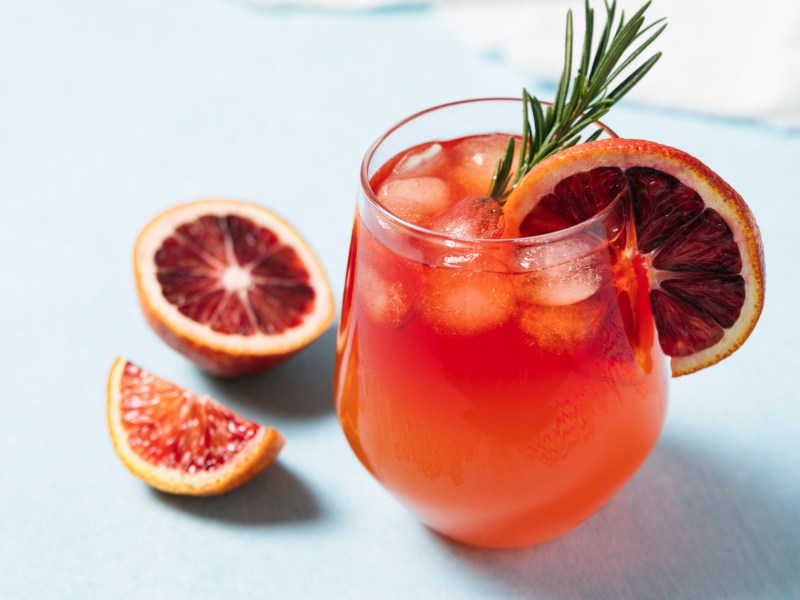 Orangefarbener Cocktail mit Grapefruit.