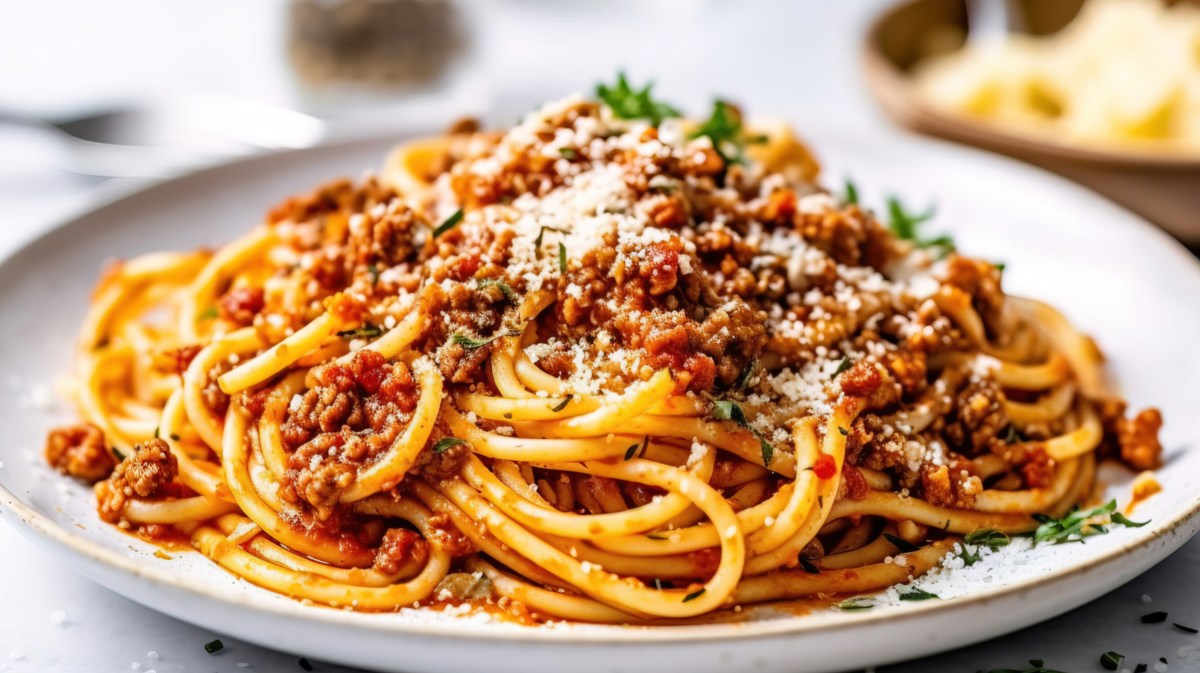 Spaghetti Bolognese auf weißem Teller.