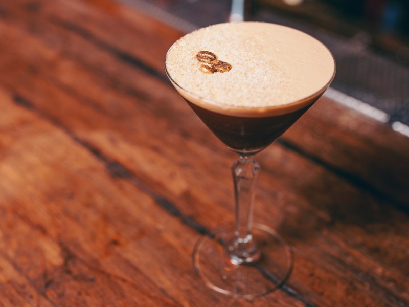 Espresso Martini auf Holztisch.