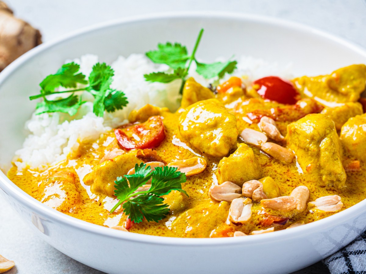 Hähnchen mit Erdnusssauce und Reis: Cremig, würzig, lecker