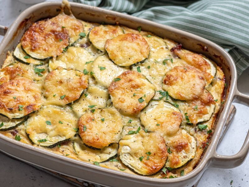 Auflauf mit Zucchini und Kartoffeln.