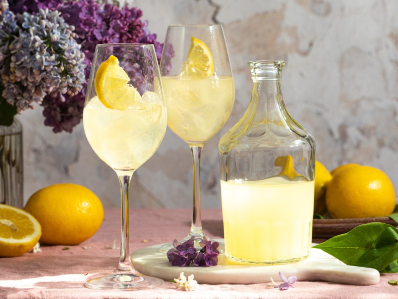 Limoncello Spritz auf Tisch.