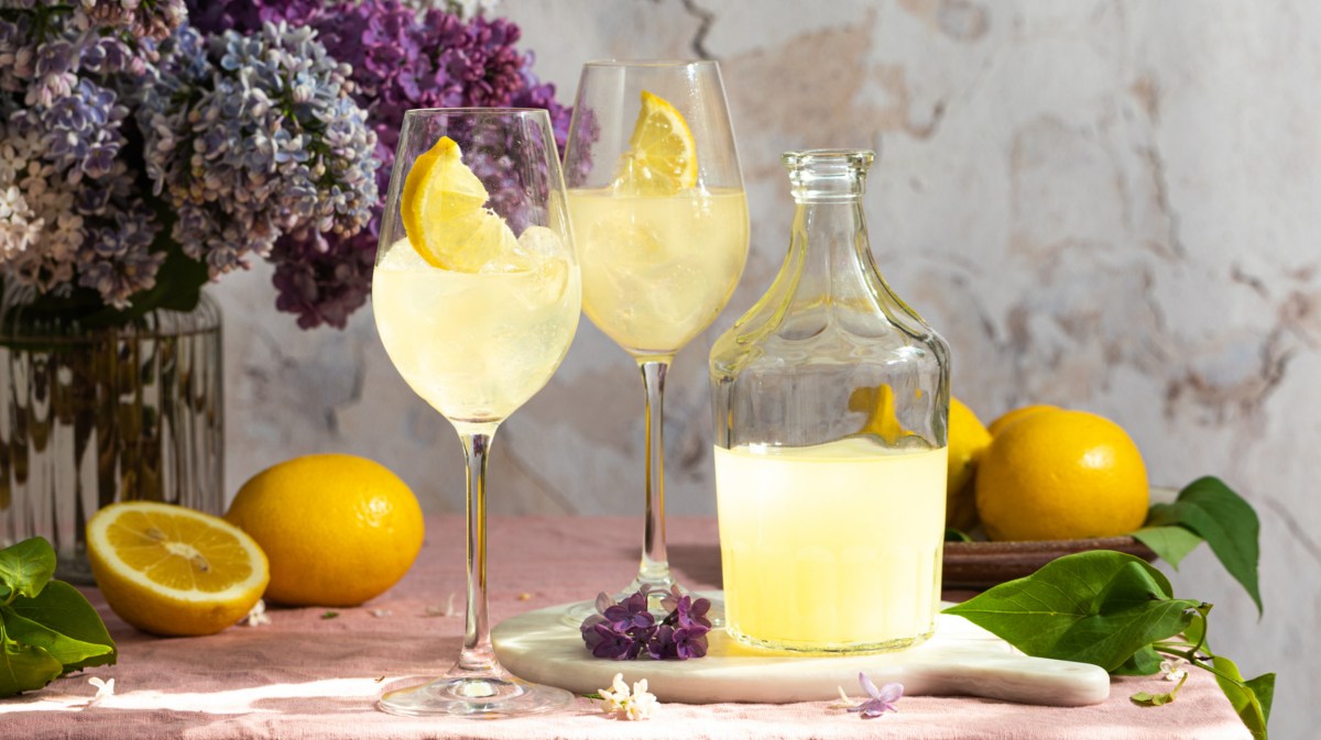 Limoncello Spritz auf Tisch.