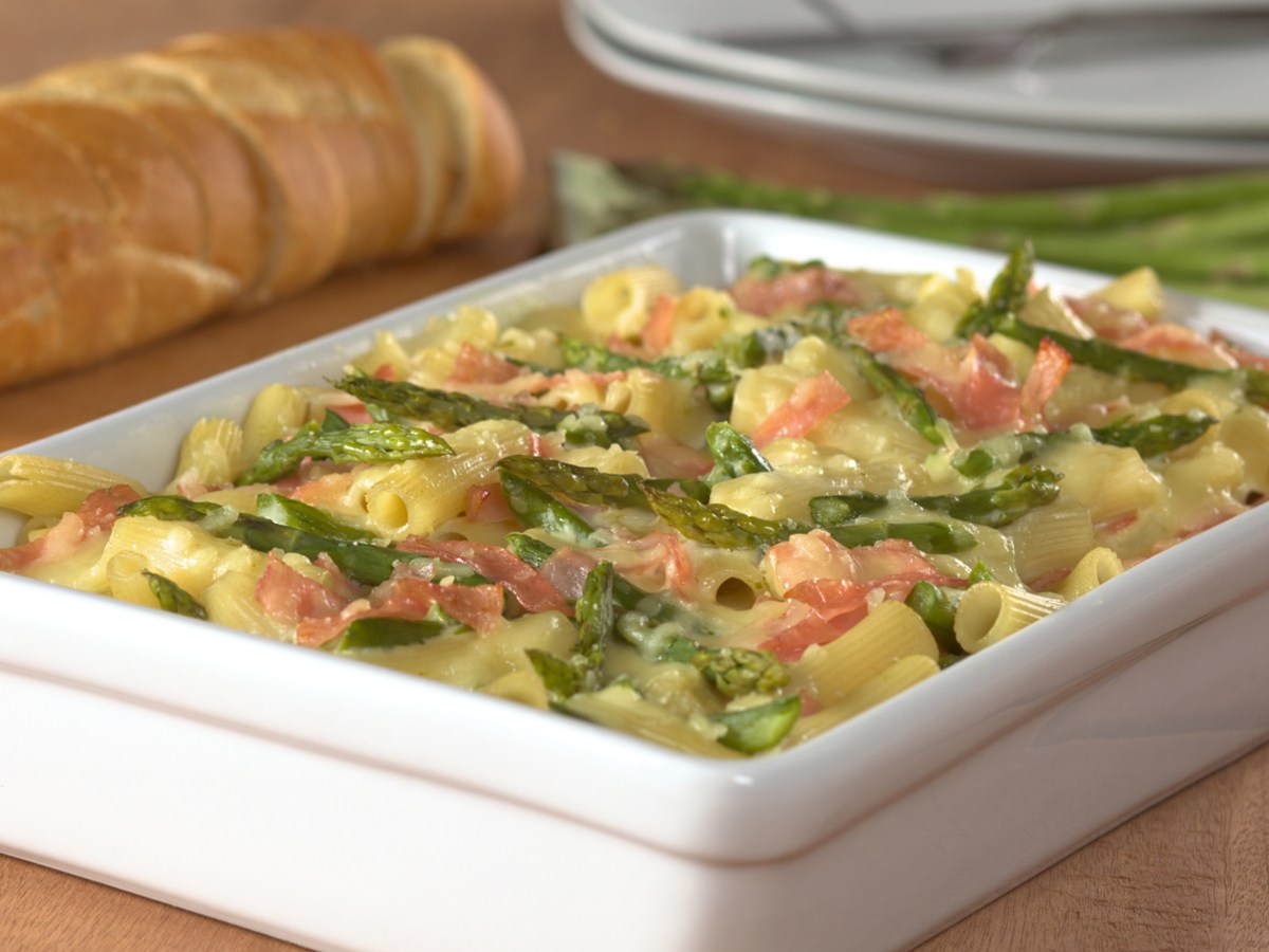 Frühlingsklassiker mal anders: Nudel-Schinken-Gratin mit grünem Spargel