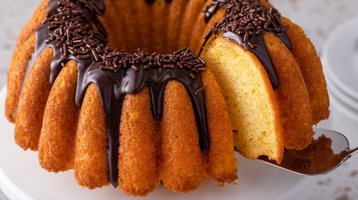 Gugelhupf Kuchen mit Schokoladenglasur.