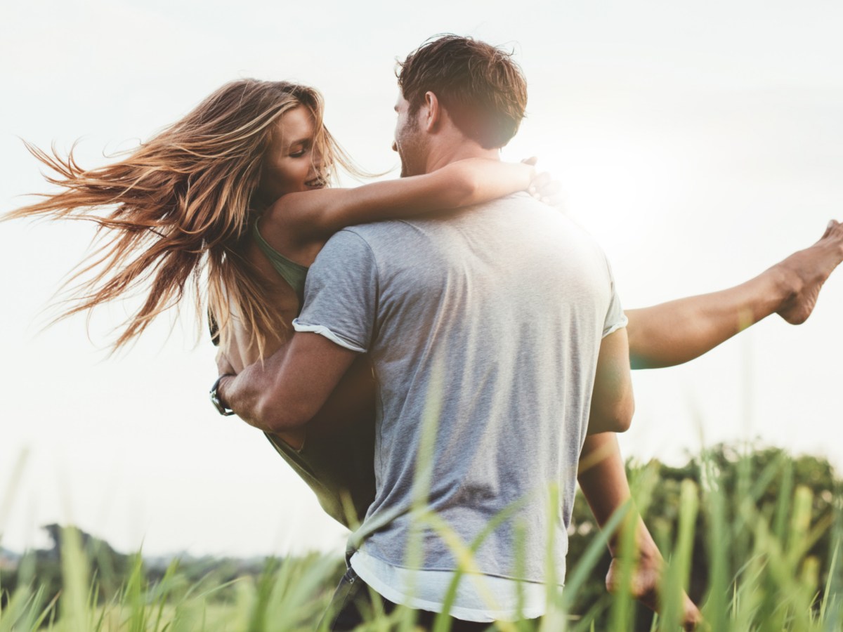 Gl&uuml;ckliches Paar in Feld.