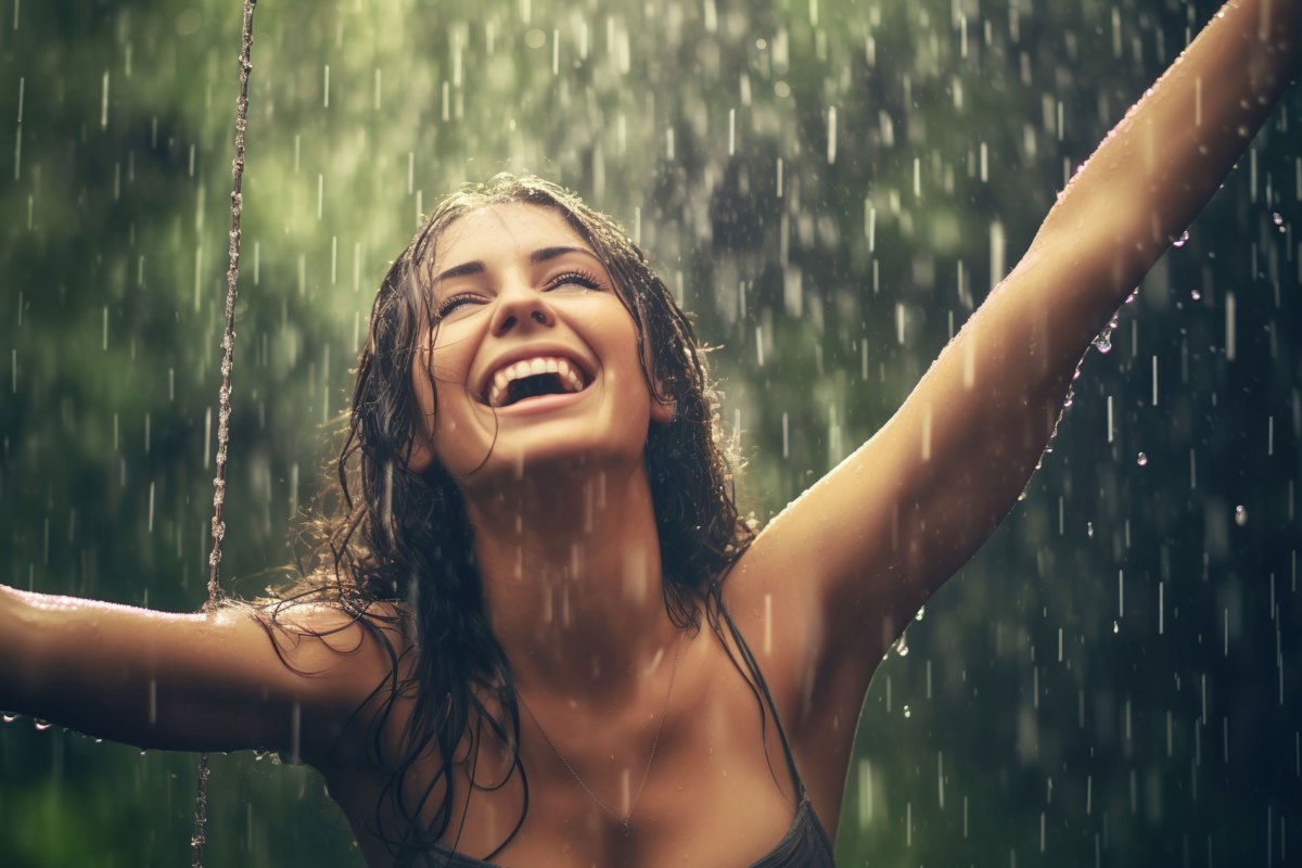 Frau im Sommerregen