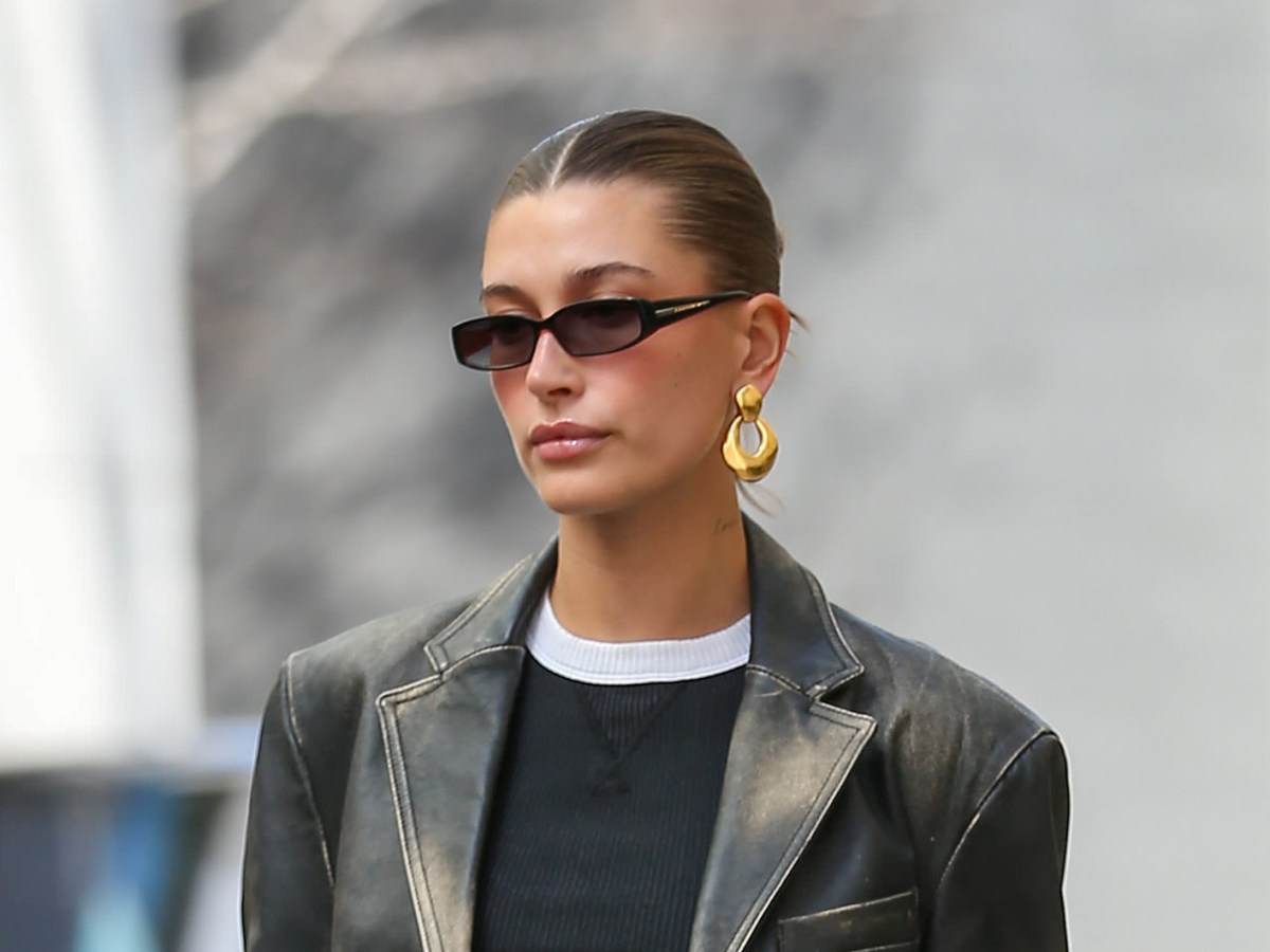 Hailey Bieber setzt den Modetrend für den Sommer 2023.